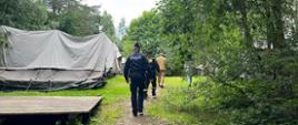 NA ZDJĘCIU WIDZIMY KONTROLE MIEJSC LETNIEGO WYPOCZYNKU DZIECI I MŁODZIEŻY PRZEPROWADZANĄ PRZEZ STRAŻAKÓW I POLICJANTÓW