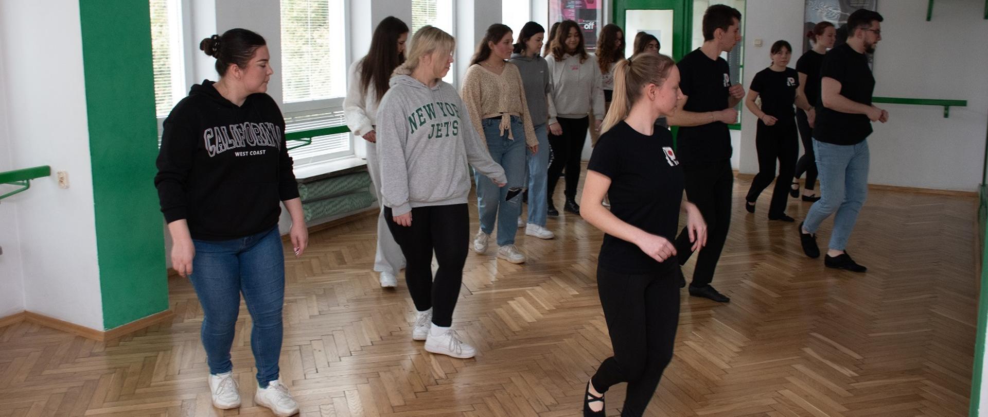 Na zdjęciu młodzież tańcząca w sali tanecznej Studium.