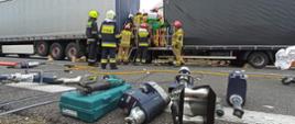 Zdjęcie przedstawia działania strażaków podczas zderzenia dwóch ciężarówek na A4