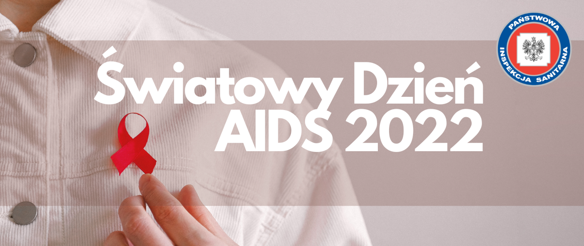 Światowy Dzień AIDS 2022. W tle zdjęcie człowieka w kurtce z przypiętą czerwoną wstążeczką. W prawym górnym rogu logo PIS.