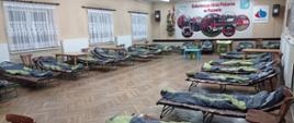 Na zdjęciu łóżka polowe w świetlicy ochotniczej straży pożarnej w Pszowie przygotowane dla uchodźców z Ukrainy