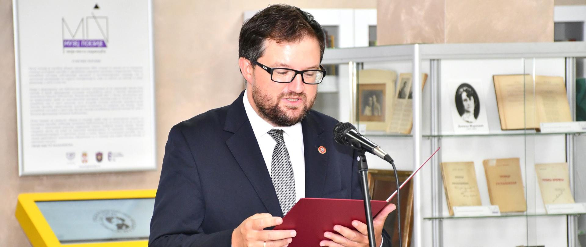 U Muzeju poezije u Čačku zvanično je otvorena izložba „100 godina Vislave Šimborske” koju je pripremila fondacija poljske nobelovke. 