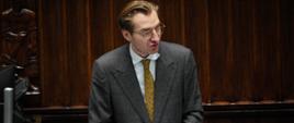 Wiceminister funduszy i polityki regionalnej Jan Szyszko przedstawia stoi na mównicy sejmowej i przemawia