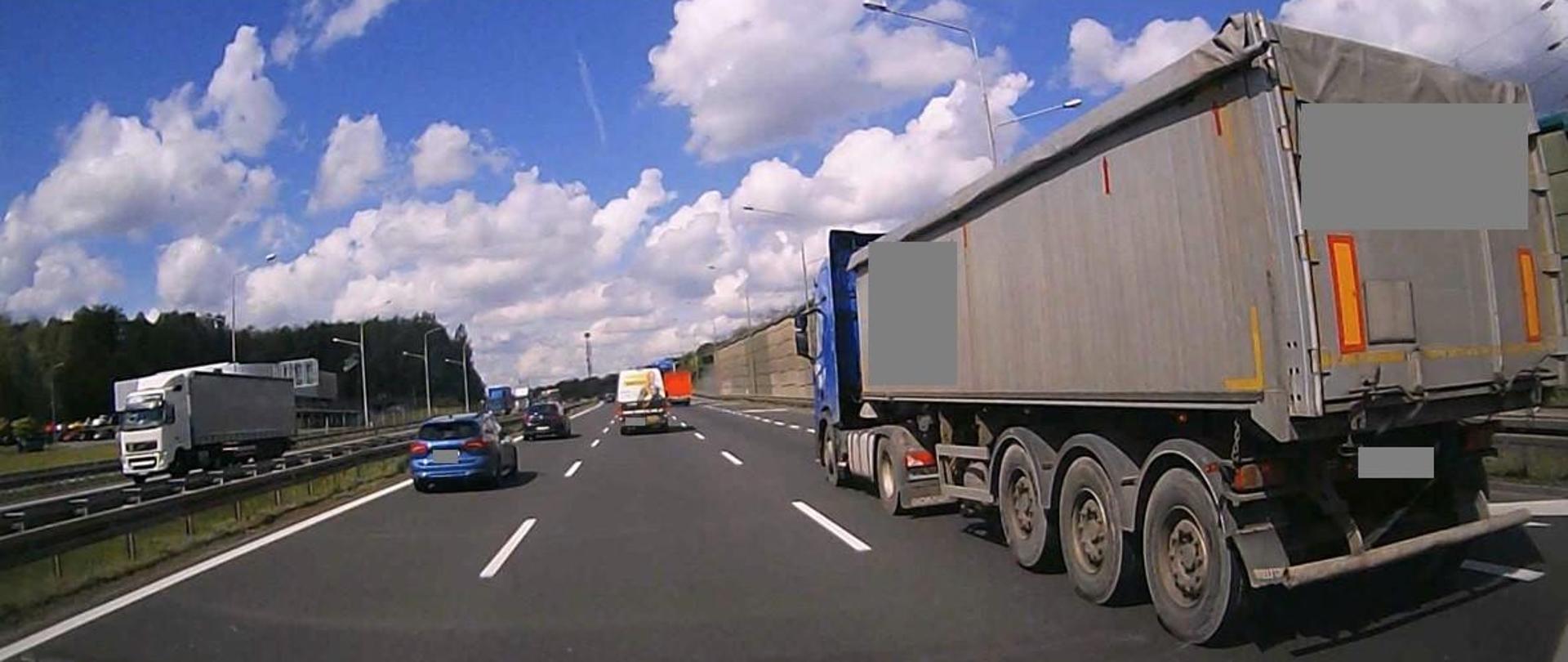 3 pasmowa autostara, na krańcowym lewym pasie, widzimy tir który przewozi nielegalny ładunek odpadów