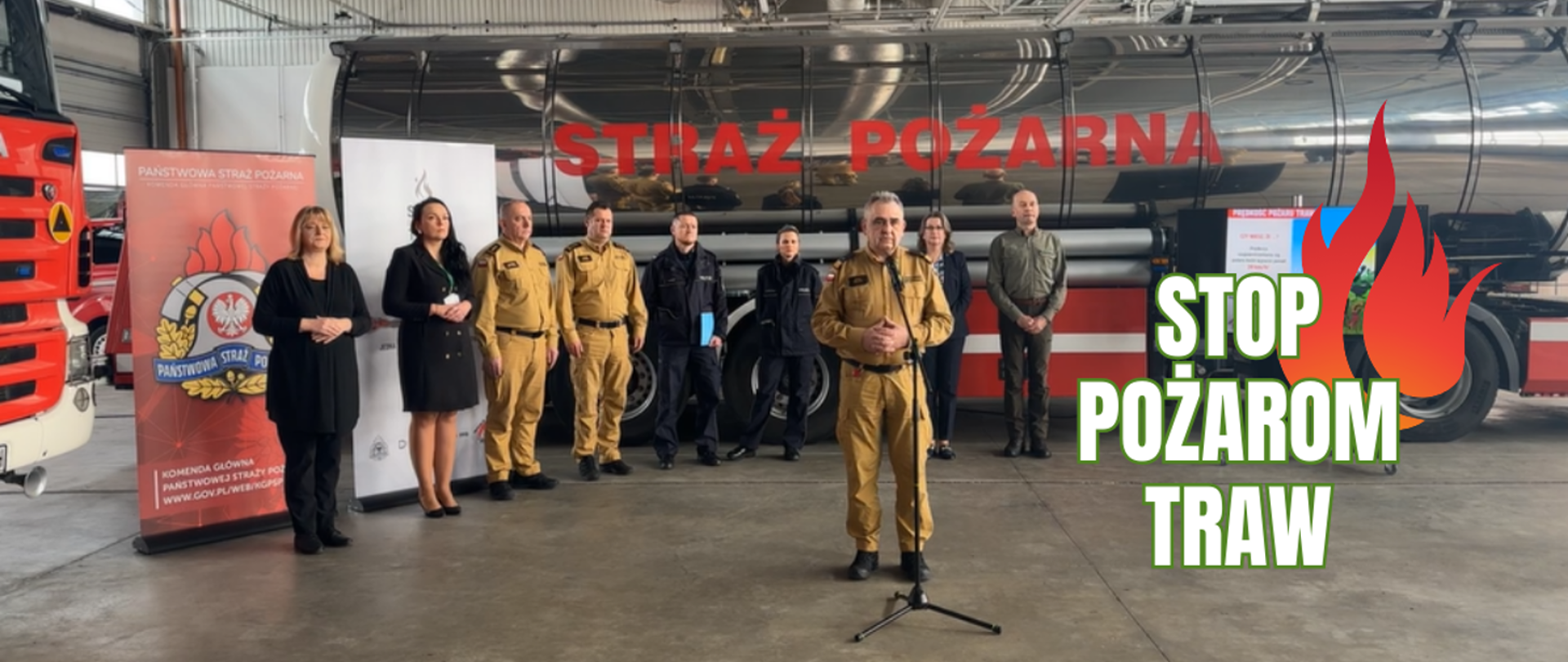 Zdjęcie przedstawia pracowników KG PSP przed cysterna pożarniczą. Zastępca Komendanta Głównego PSP nadbryg. Józef Galica inauguruje kampanię - STOP POŻAROM TRAW.