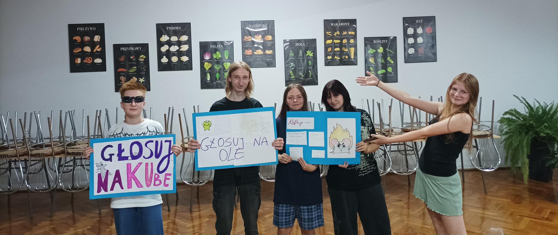 Kandydaci do Młodzieżowej Rady internatu przedstawiają swój program i plakaty które przygotowali