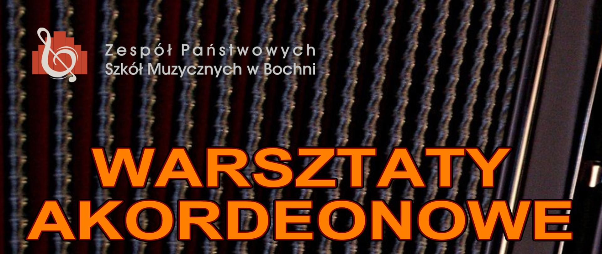 Grafika przedstawiająca fragment miechu oraz strony basowej akordeonu, zawiera w lewym górnym rogu logo szkoły. W części centralnej, pomarańczowymi literami widnieje napis: ,,WARSZTATY AKORDEONOWE DLA NAUCZYCIELI I UCZNIÓW ZPSM w BOCHNI, prowadzący: dr hab. Grzegorz Palus”. Na samym dole: ,,Bochnia, 4 grudnia 2025 r.”.