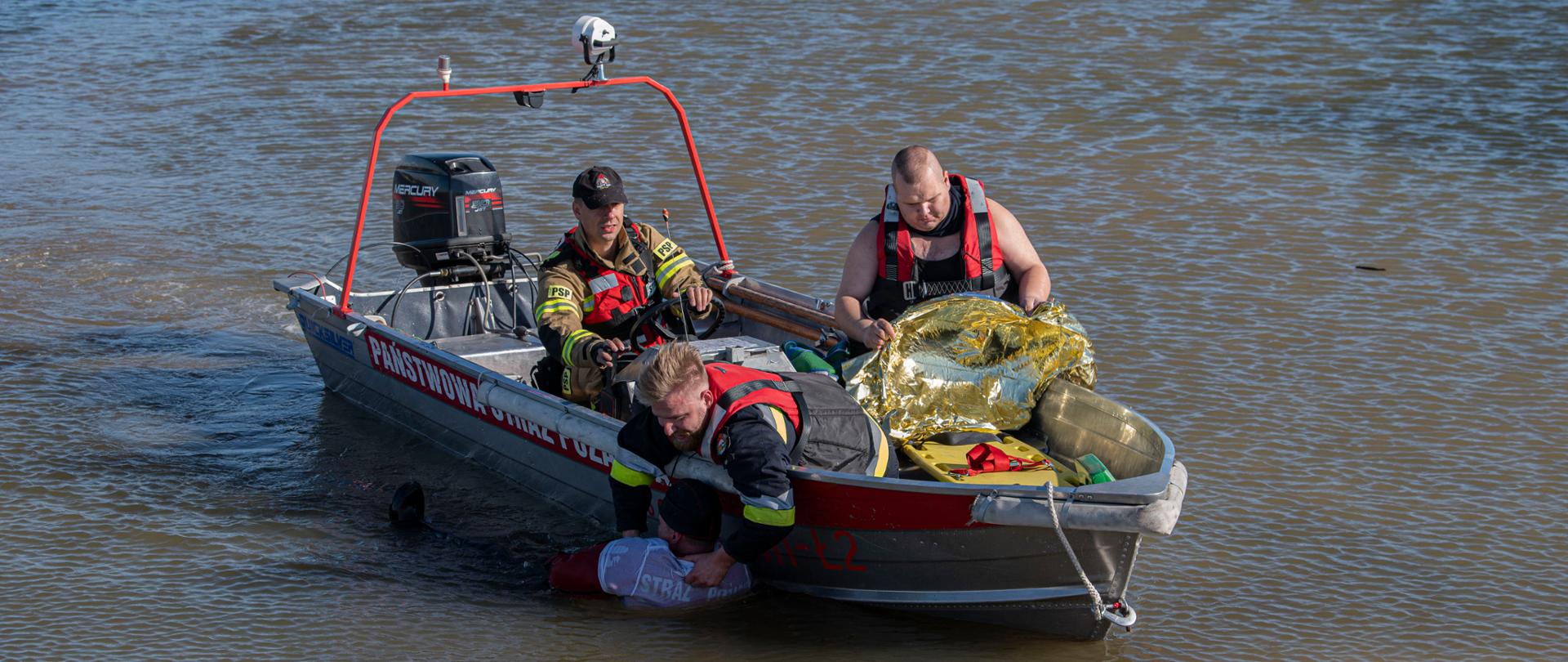 Ćwiczenia gminne na akwenie wodnym w miejscowości Borzęcin.