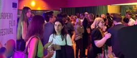 EUFF 2025 - zaproszeni goście podczas recepcji poprzedzającej pokaz polkiego filmu.