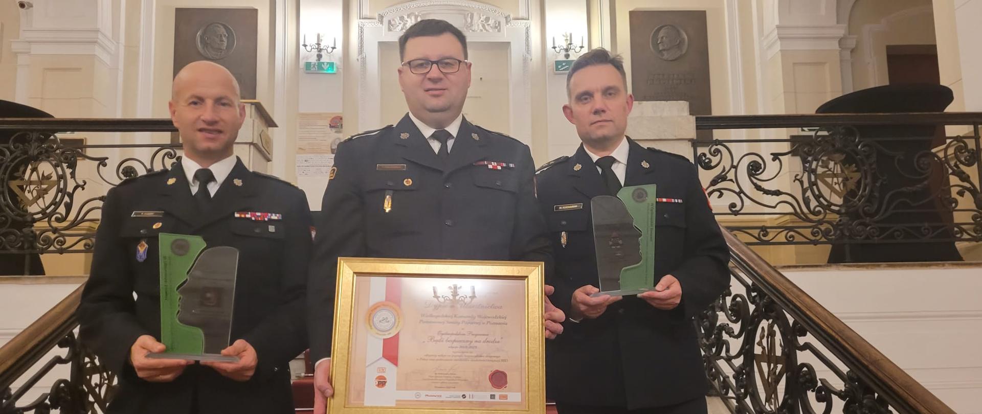 Przedstawiciele Komendy Wojewódzkiej w Poznaniu oraz Komendy Powiatowej w Pleszewie podczas gali wręczenia dyplomów.