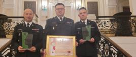 Przedstawiciele Komendy Wojewódzkiej w Poznaniu oraz Komendy Powiatowej w Pleszewie podczas gali wręczenia dyplomów.