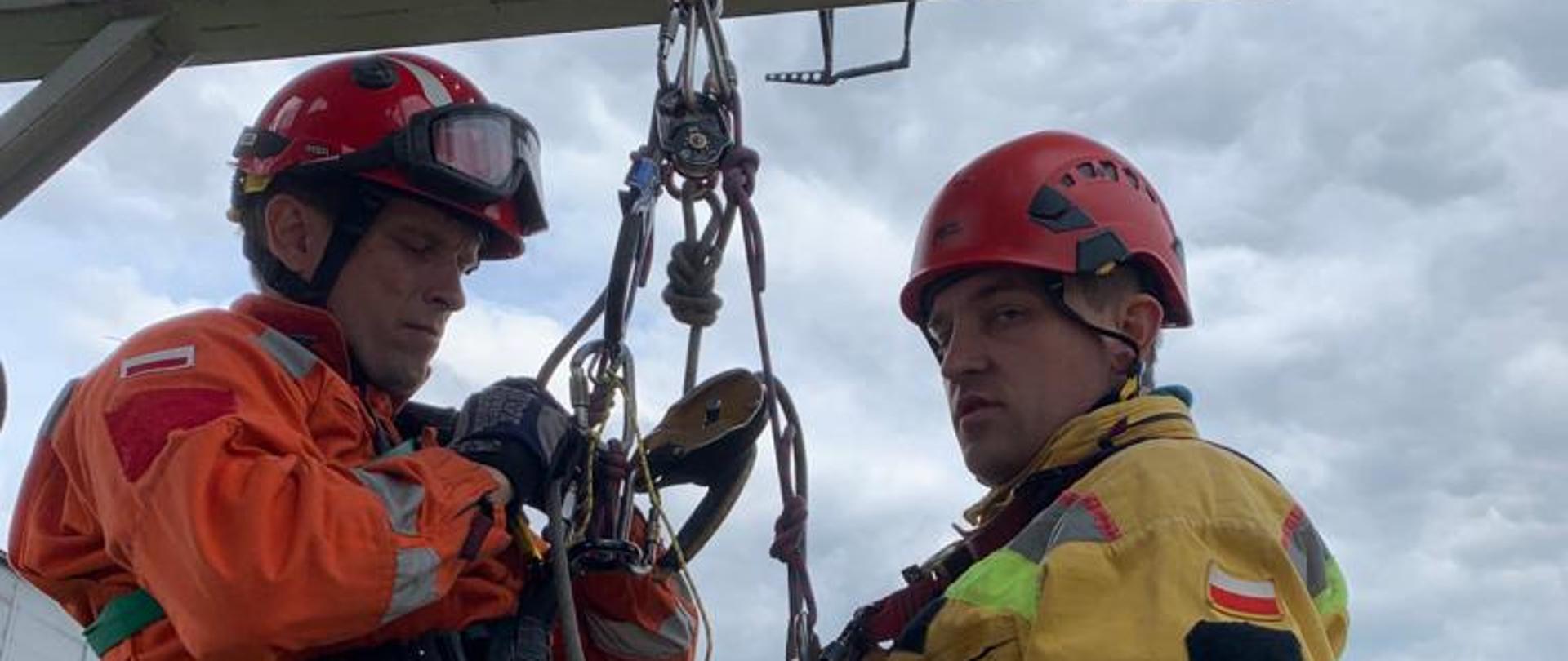 Strażacy w uprzężach na linie
