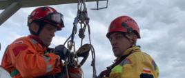 Strażacy na lince w uprzężach