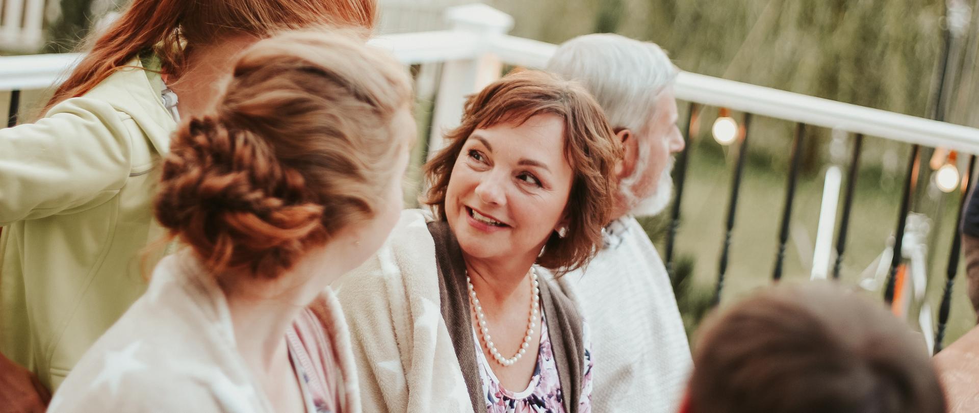 mama 4 plus - dwie kobiety tyłem patrzą na inna kobietę znajdującą się w centrum zdjęcia.