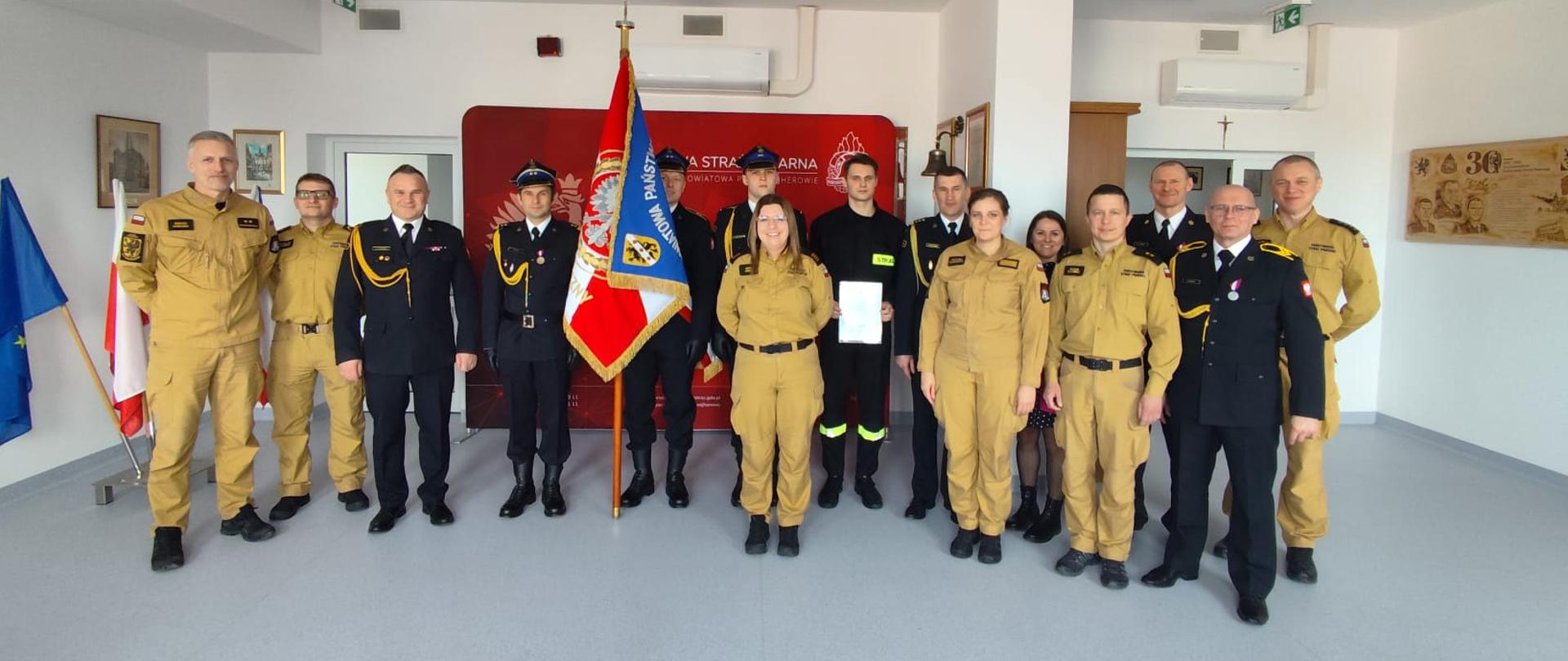 Na zdjęciu znajduję się funkcjonariusze i fonkcjunariusze psp 