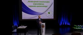 Wojewoda przemawiający podczas debaty pt. „Czynniki rozwoju przedsiębiorczości województwa kujawsko-pomorskiego” w Brześciu Kujawskim