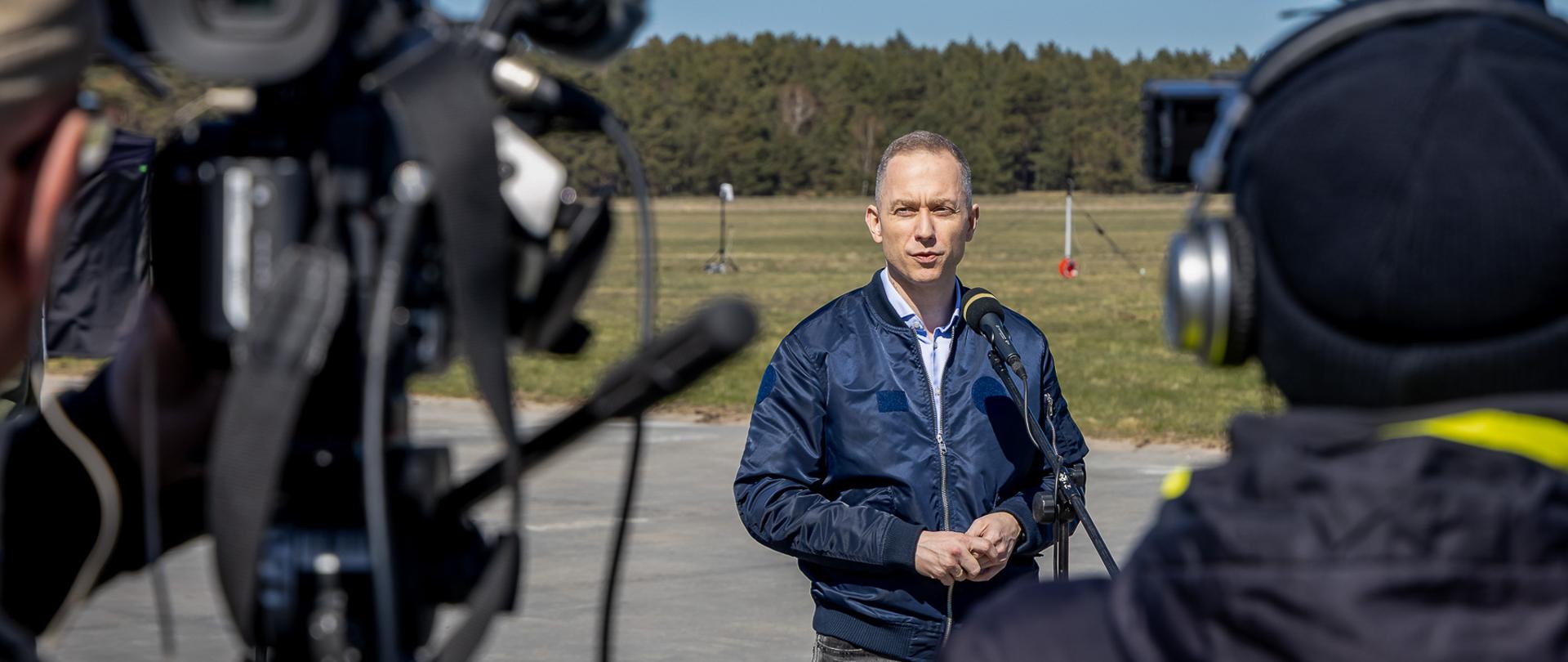Na Centralnym Poligonie Sił Powietrznych w Ustce trwają testy operacyjne innowacyjnych rozwiązań rozwijanych na potrzeby programu Tarcza Wschód. Technologie zostały zgłoszone zarówno przez podmioty prywatne, jak i wojskowe ośrodki naukowo-badawcze, co potwierdza rosnące zainteresowanie przemysłu współpracą z Siłami Zbrojnymi RP.
W środę, 22 kwietnia testy wizytował Pan Cezary Tomczyk, sekretarz stanu w MON.