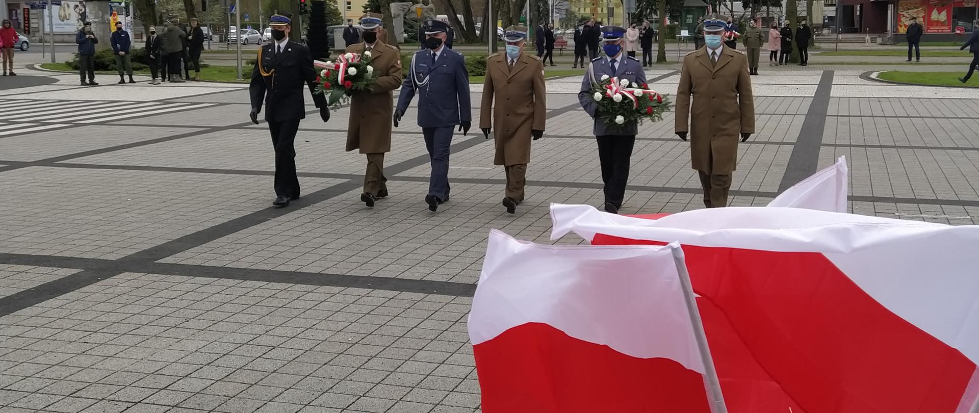 Na zdjęciu widać delegację służb mundurowych podczas składania wiązanek pod pomnikiem Marszałka Józefa Piłsudskiego podczas 230 rocznicy uchwalenia Konstytucji 3-go Maja