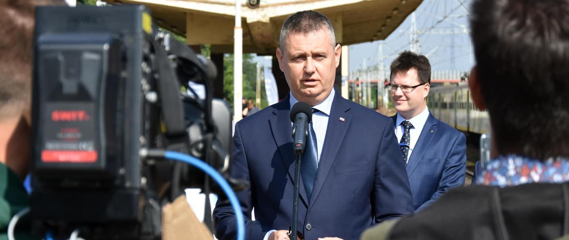 Wicewojewoda Mazowiecki Artur Standowicz podczas konferencji towarzyszącej podpisaniu umowy na przebudowę linii kolejowej nr 7