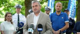 Wiceminister infrastruktury Stanisław Bukowiec w trakcie wypowiedzi dla mediów