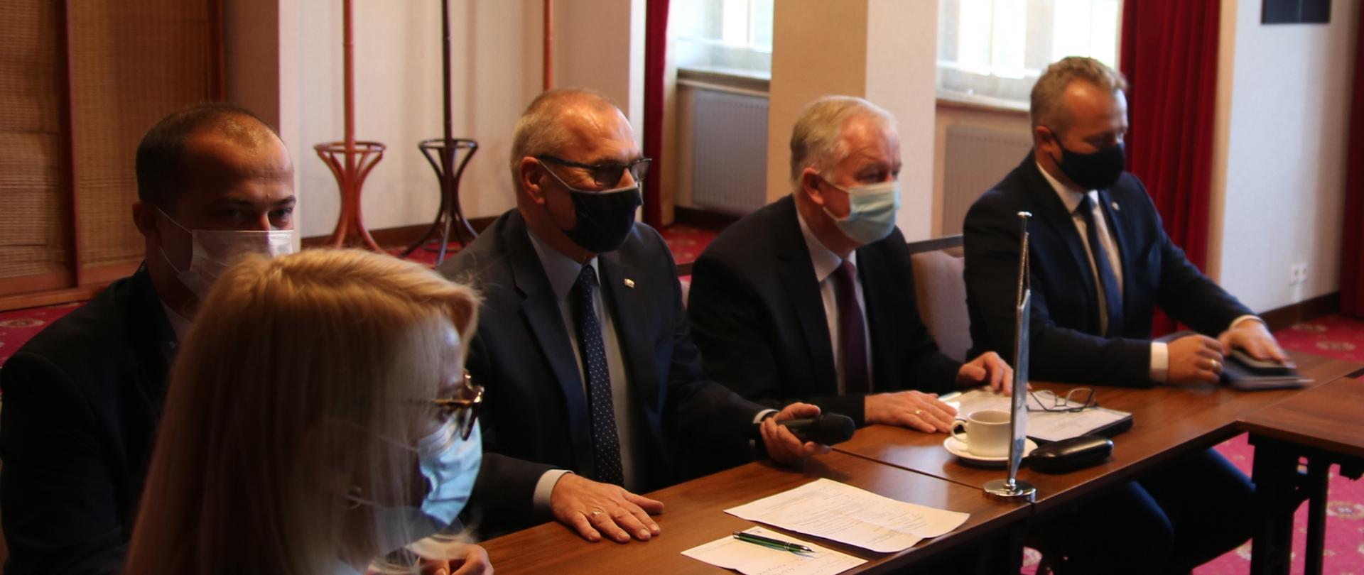 Na zdjęciu jest stół prezydialny przy którym siedzą uczestnicy narady Kierownictwa IJHARS.