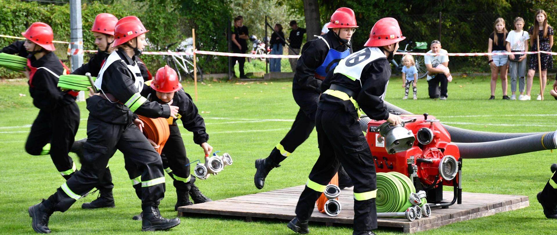 Na zdjęciach widzimy strażaków OSP uczestniczących w zawodach.