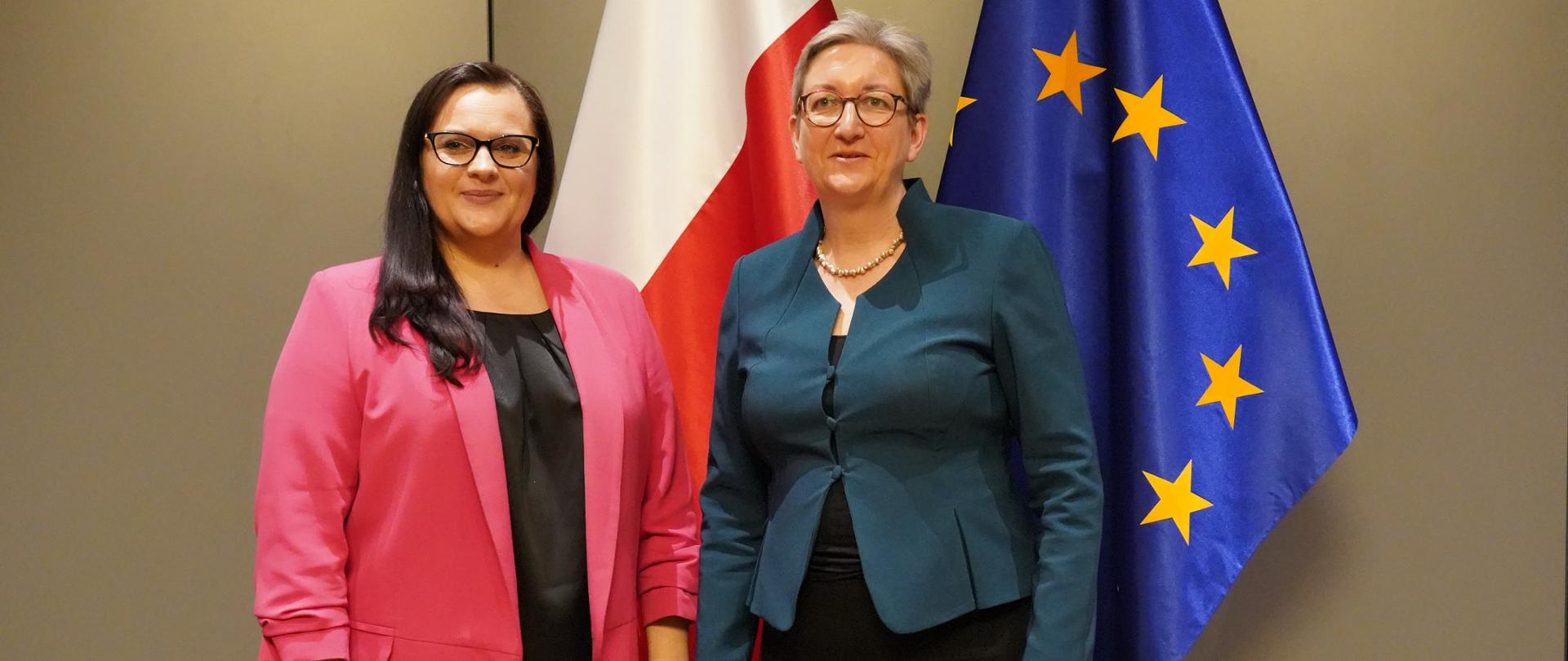 Na tle flag Polski i UE stoją wiceminister Małgorzata Jarosińska-Jedynak oraz niemiecka minister Klara Geywitz