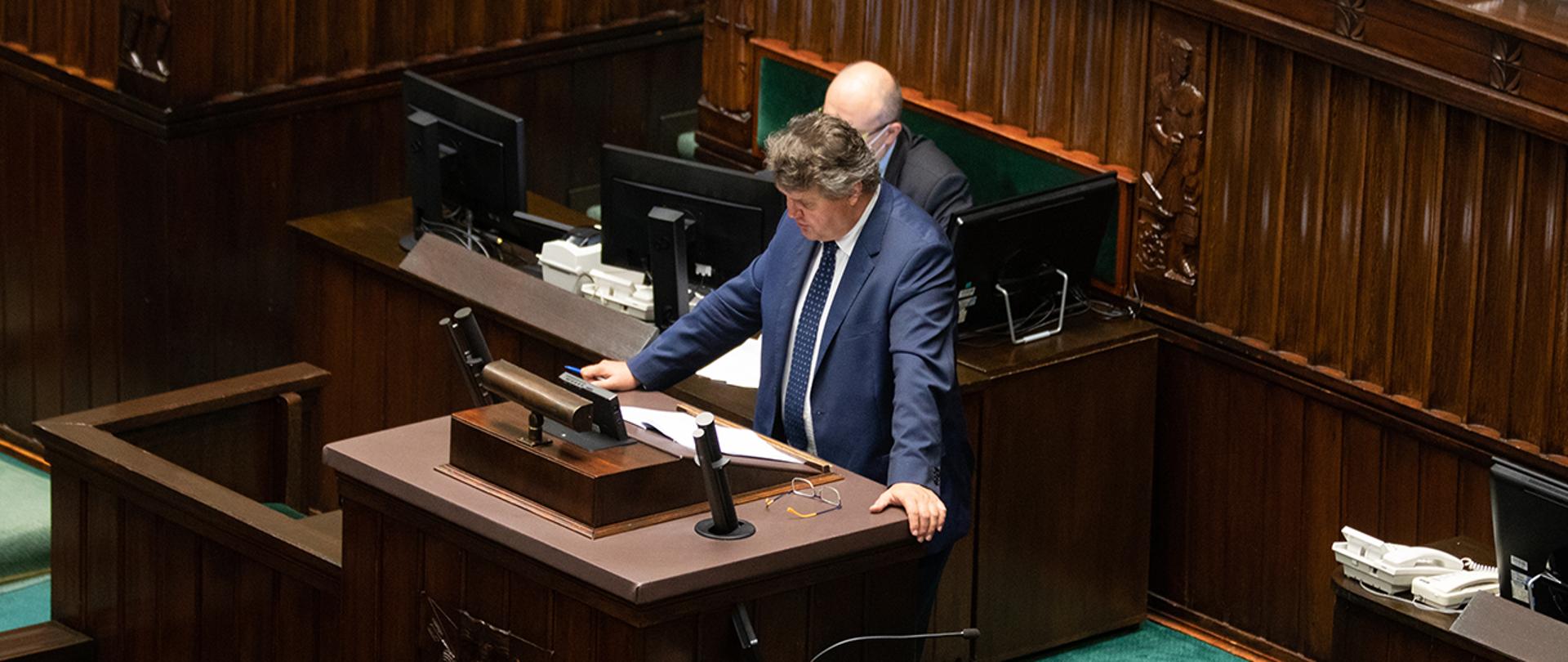 Wiceminister Maciej Wąsik w Sejmie przemawia na mównicy