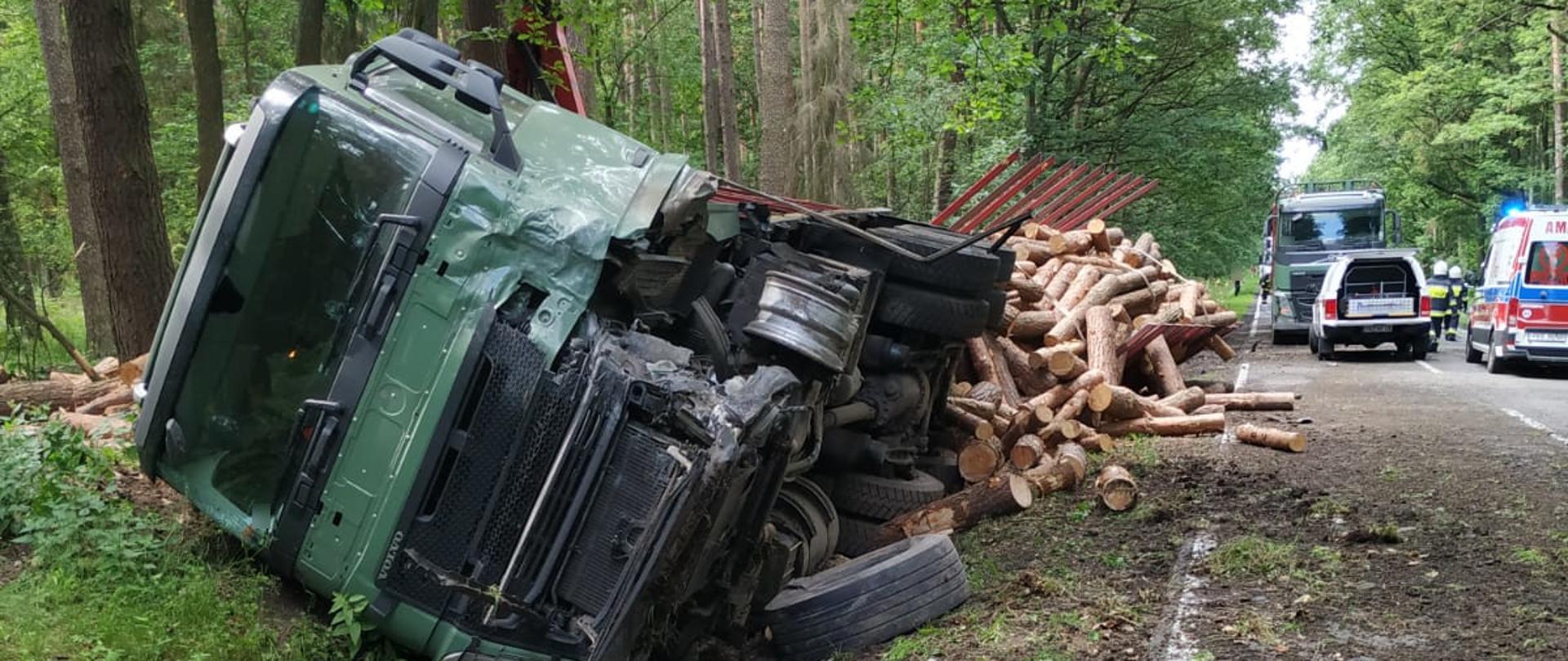 Widoczne miejsce zdarzenia uszkodzone pojazdy oraz służby działające na miejscu