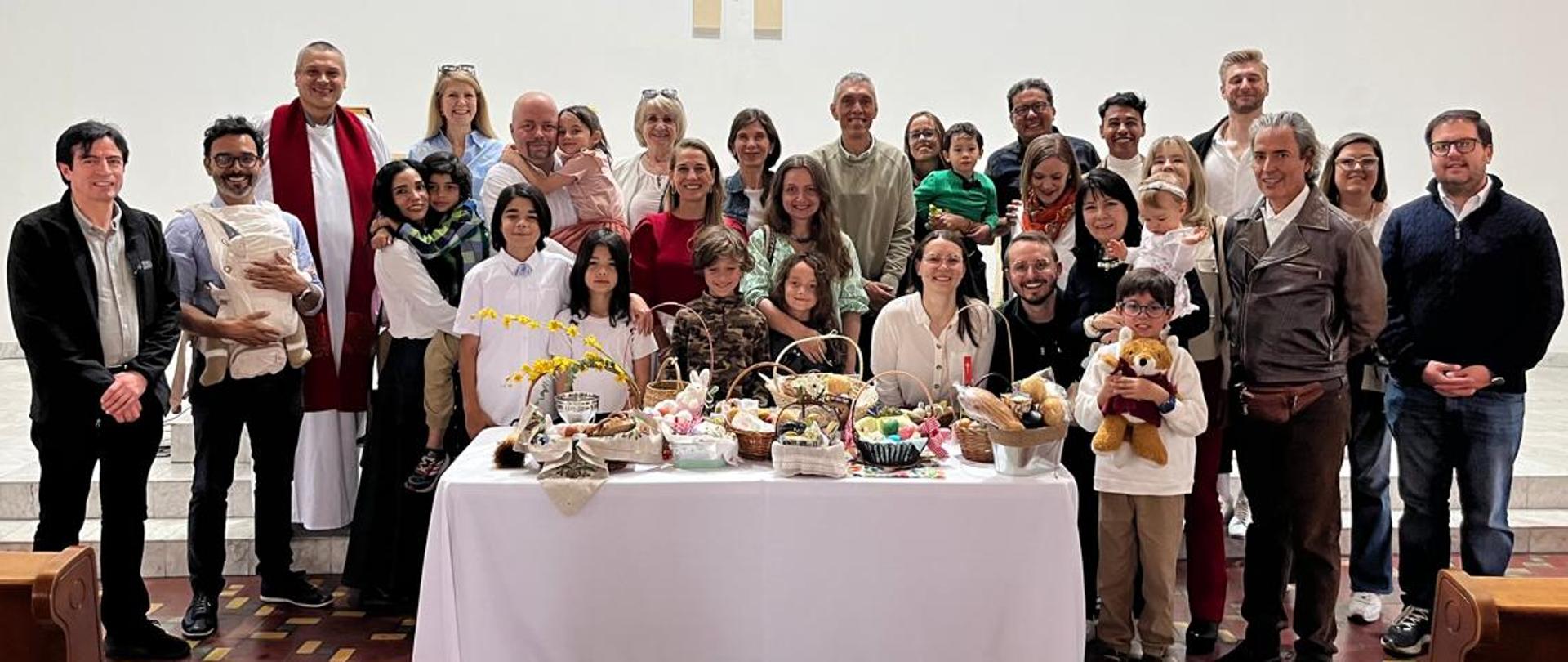 Grupowe zdjęcie przy stole wielkanocnym.