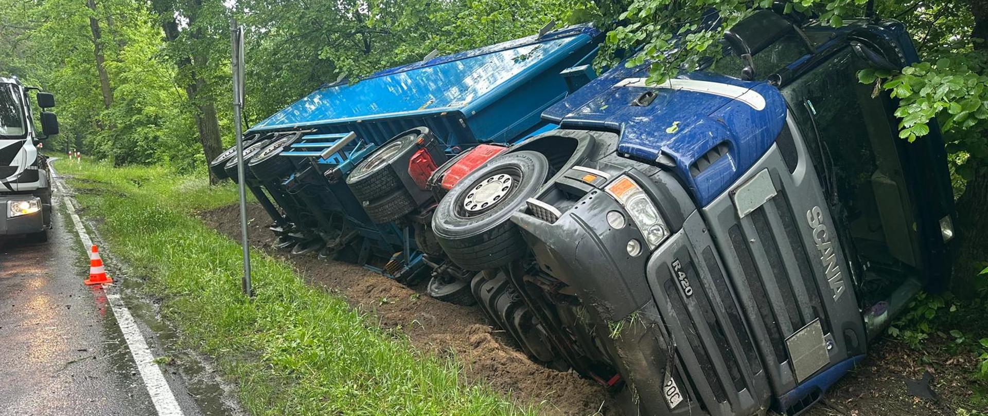 Samochód ciężarowy wjechał do rowu