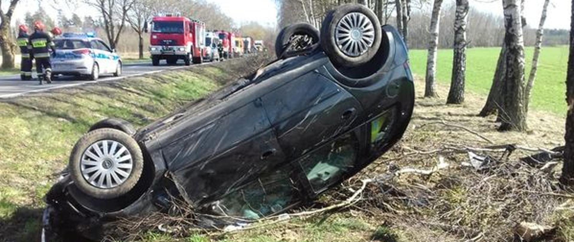 Samochód po dachowaniu w rowie