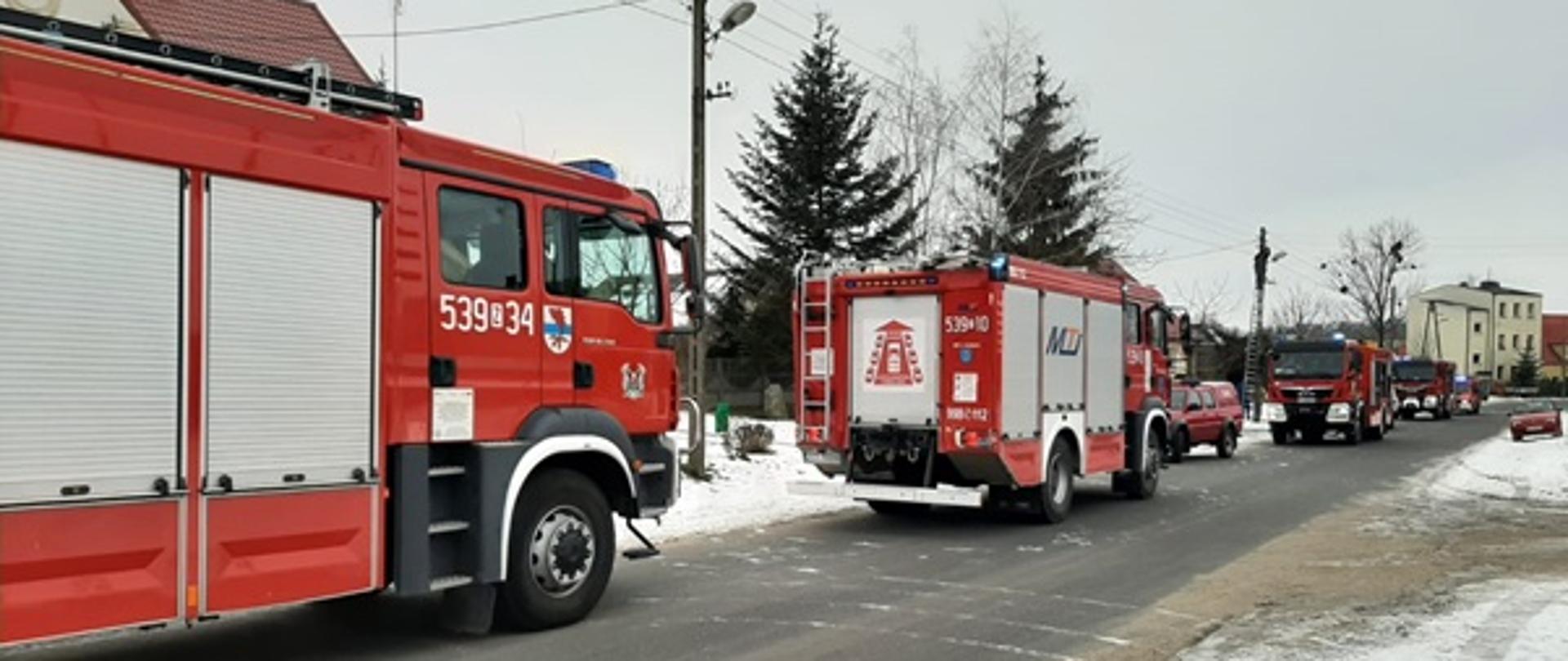 Samochody pożarnicze stoją na drodze