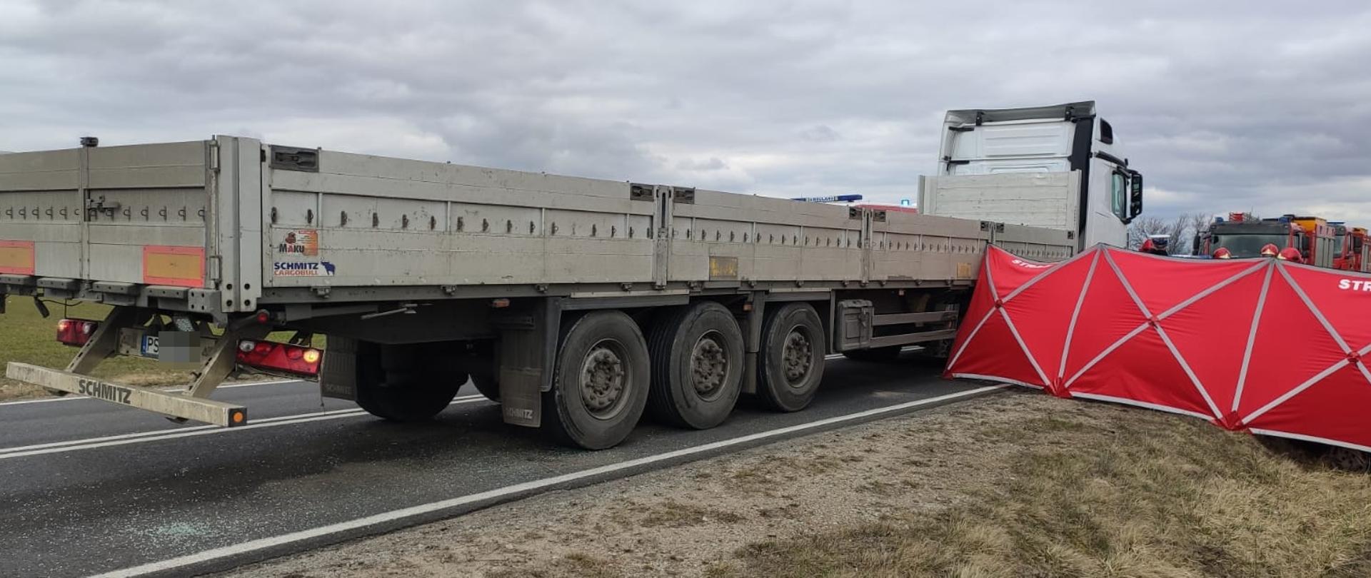 Na zdjęciu widać ciężarówkę oraz rozstawiony strażacki parawan 