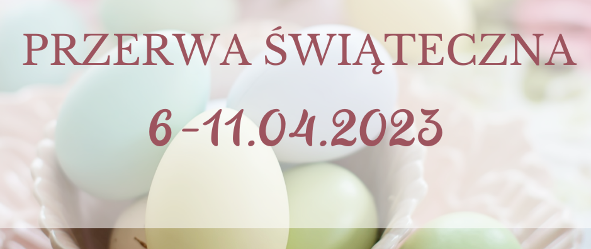 Grafika przedstawia napis przerwa świąteczna oraz zakres jej trwania, tło z kolorowych pisanek