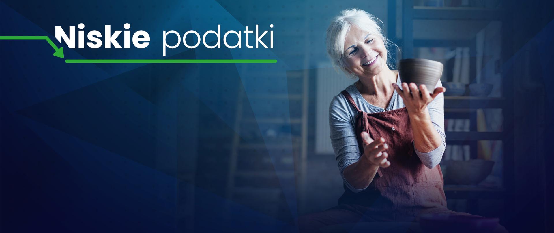 Napis niskie podatki i uśmiechnięta starsza kobieta trzymająca gliniany garnek