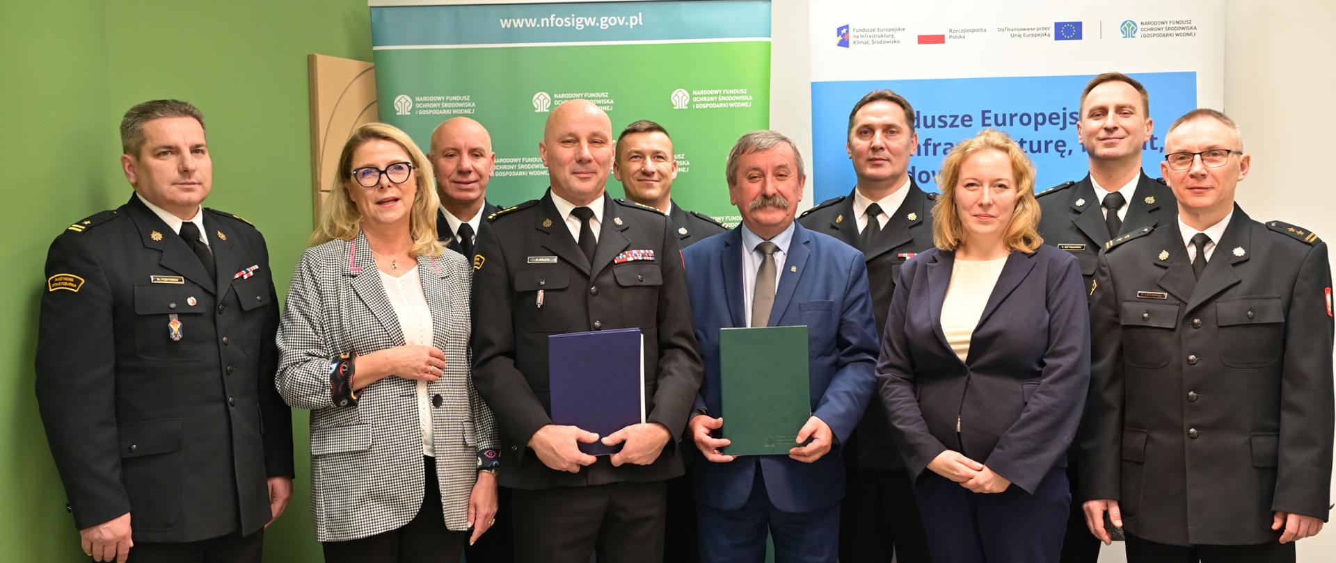 Grupowe zdjęcie osób uzyskujących dotacje