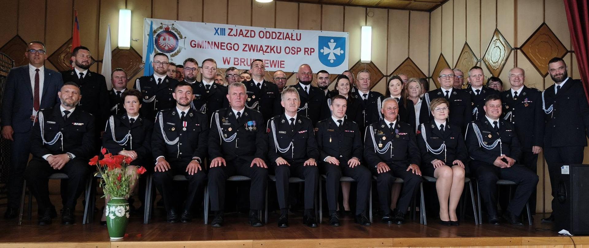 Skład zarządu oddziału gminnego w Brudzewie ustawiony na scenie