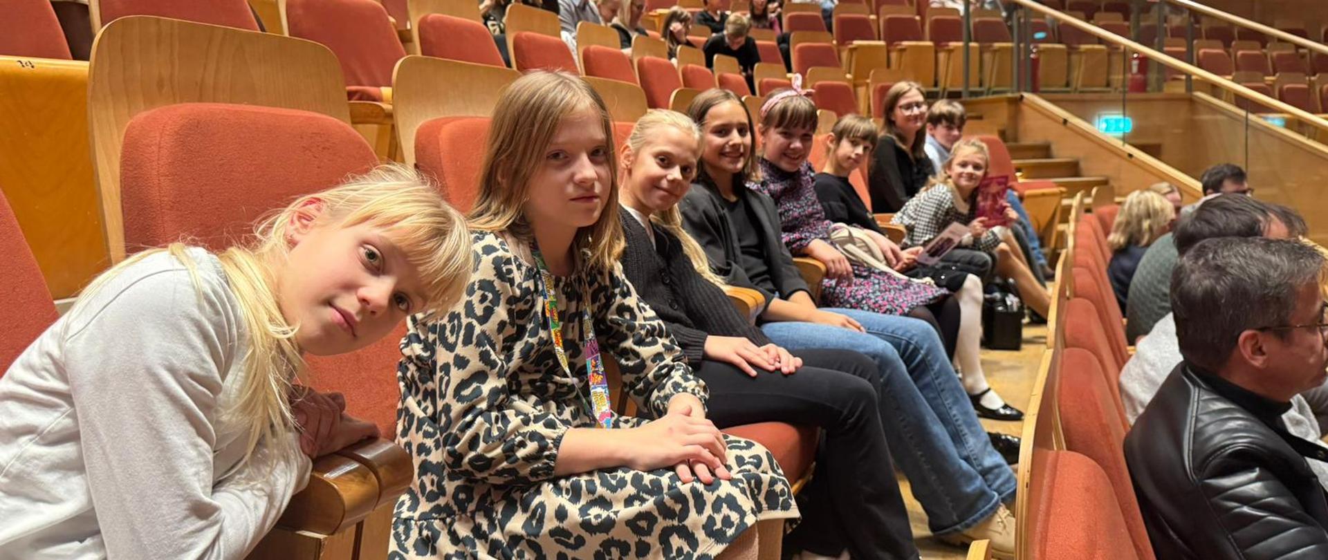 Uczniowie w sali Filharmonii Bałtyckiej