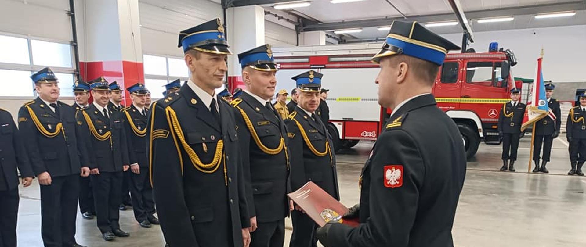 Uroczystość pożegnania funkcjonariuszy przechodzących na zaopatrzenie emerytalne i ślubowanie nowego funkcjonariusza w KP PSP Zakopane