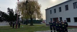 Uroczyste podniesienie flagi państwowej. 