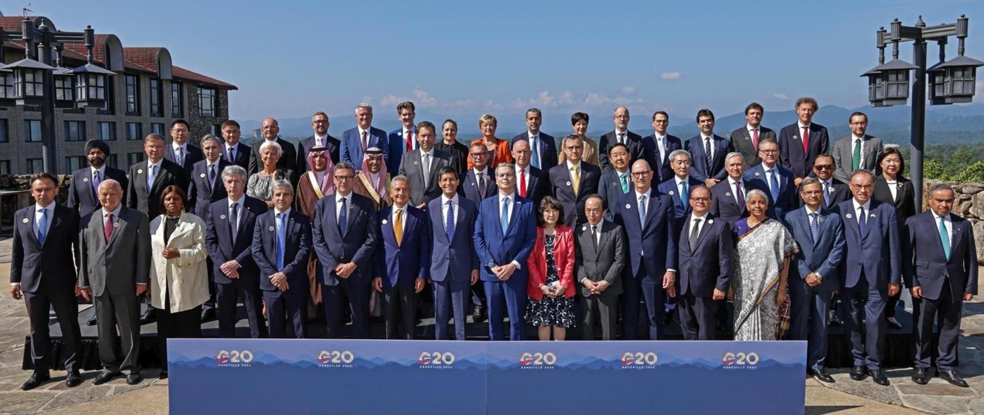 Uczestnicy szczytu G20 w USA pozują do wspólnego zdjęcia na tle gór.