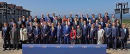 Uczestnicy szczytu G20 w USA pozują do wspólnego zdjęcia na tle gór.