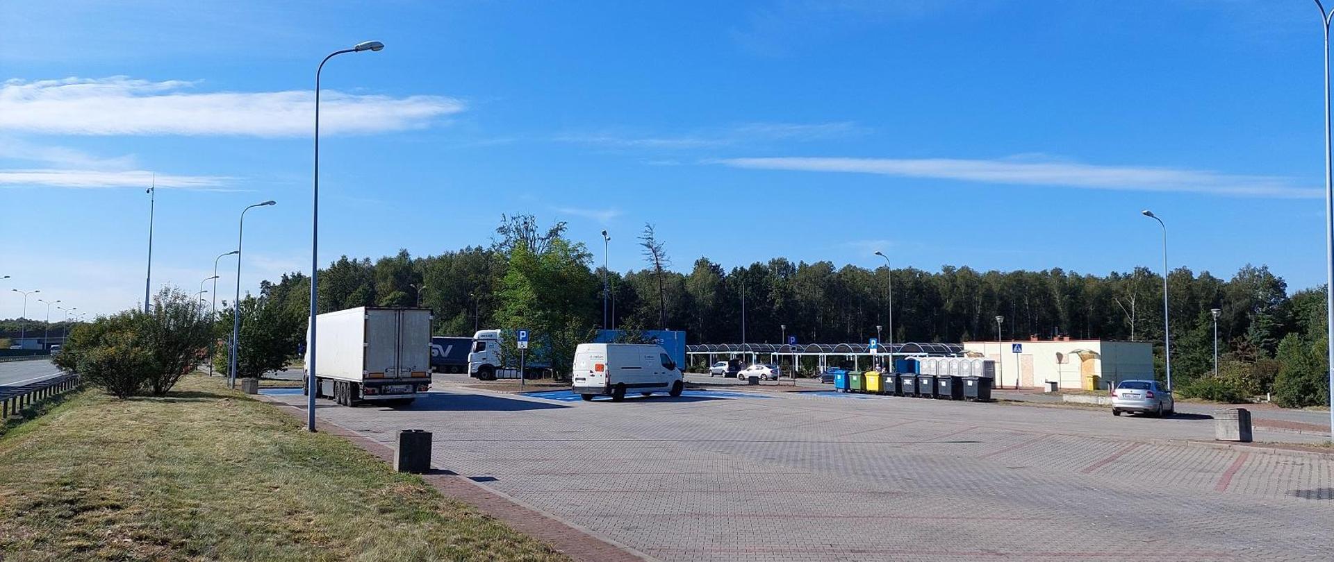 MOP Knurów przy autostradzie A1 - w tle nieczynny budynek toalet, który po remoncie przywrócimy do użytkowania