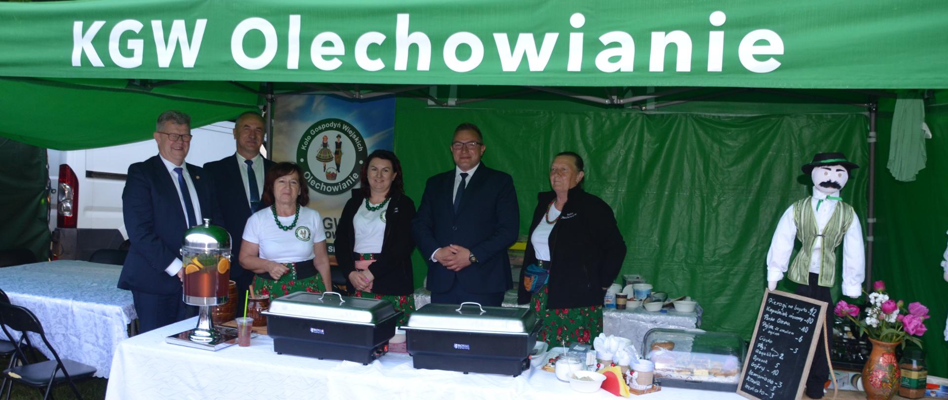 Na zdjęciu widać kobiety i mężczyzn