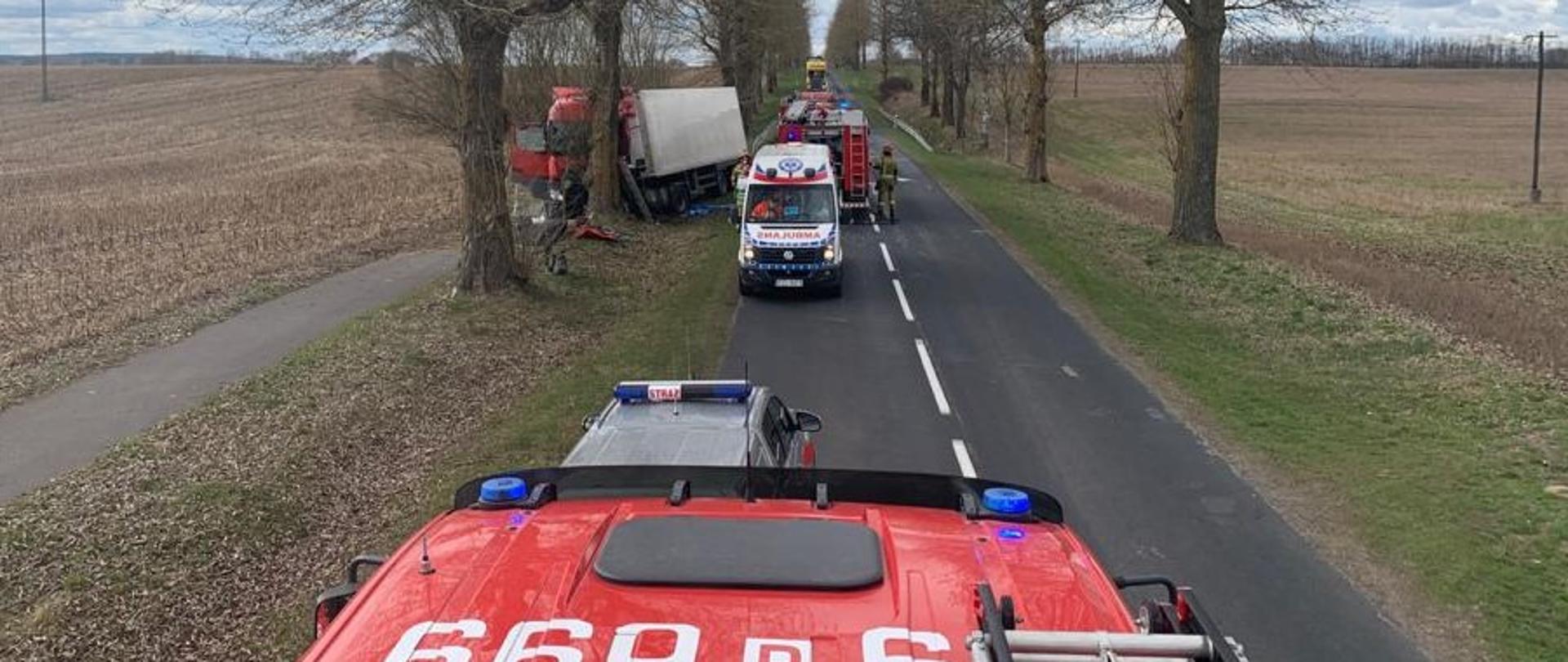 Widok z samochodu strażackiego na cały teren akcji.