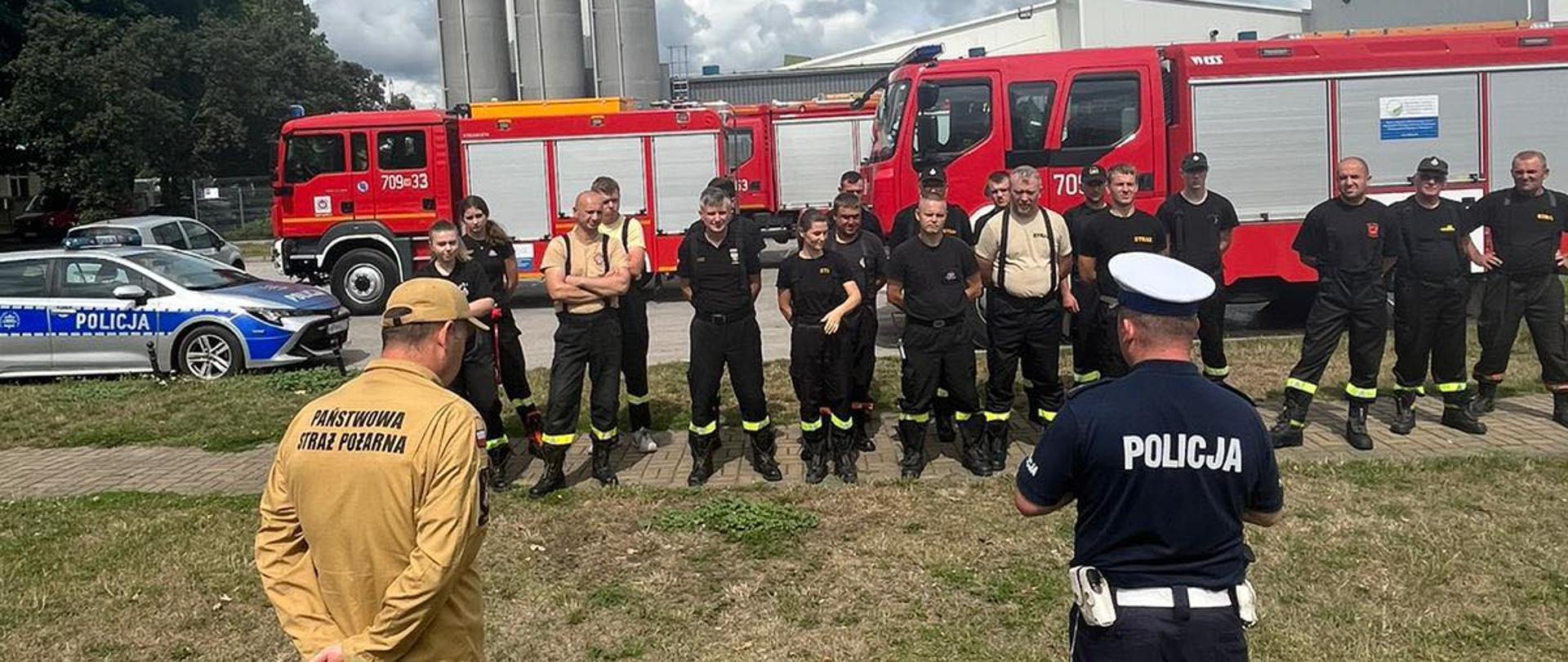 Funkcjonariusze prowadzą szkolenie