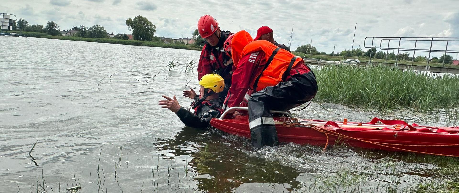 Podjęcie poszkodowanego z wody