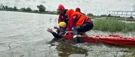 Podjęcie poszkodowanego z wody