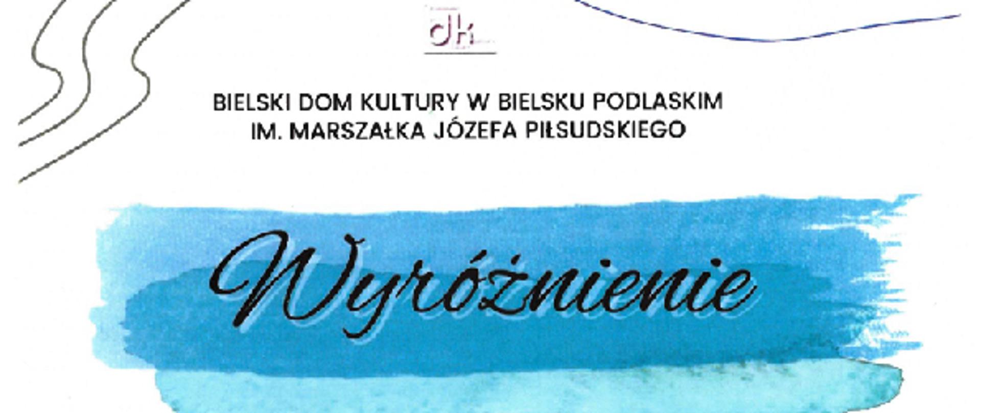 Na niebieskim tle widnieje napis : Wyróżnienie.
Poniżej umieszczono tekst: Monika Hernik
IX Międzynarodowe Biennale Twórczości Plastycznej Młodych, o Złotą, Srebrną i Brązowa Paletę, statuetkę Burmistrza Miasta Bielsk Podlaski
" Pasje i Talenty 2022"
w lewym dolnym rogu jest umieszczone Jury składające się z trzech osób oraz Komisarz Biennale, a w prawym pieczęć Dyrektora Bielskiego Domu Kultury Elżbiety Fionik.
Na dole umieszczono motyw roślinny oraz napis: Bielsk Podlaski 2022 r.
